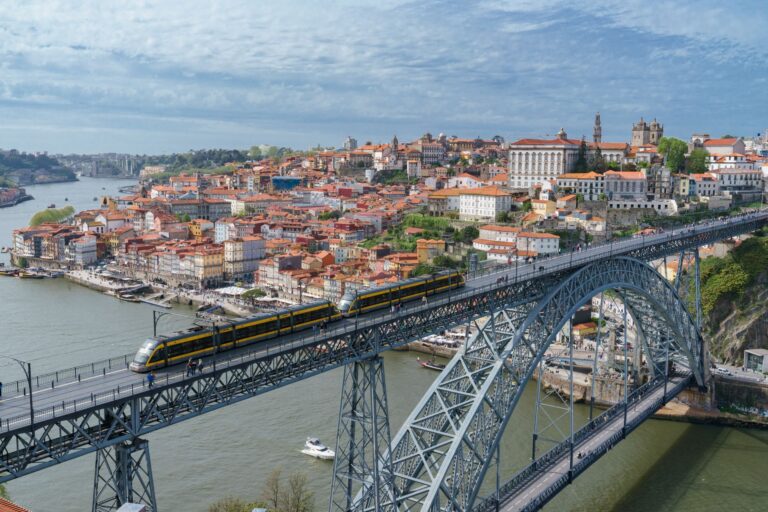 Podkowa na szczęście: skąd wziął się przesąd i dlaczego należy wieszać ją ramionami do góry?